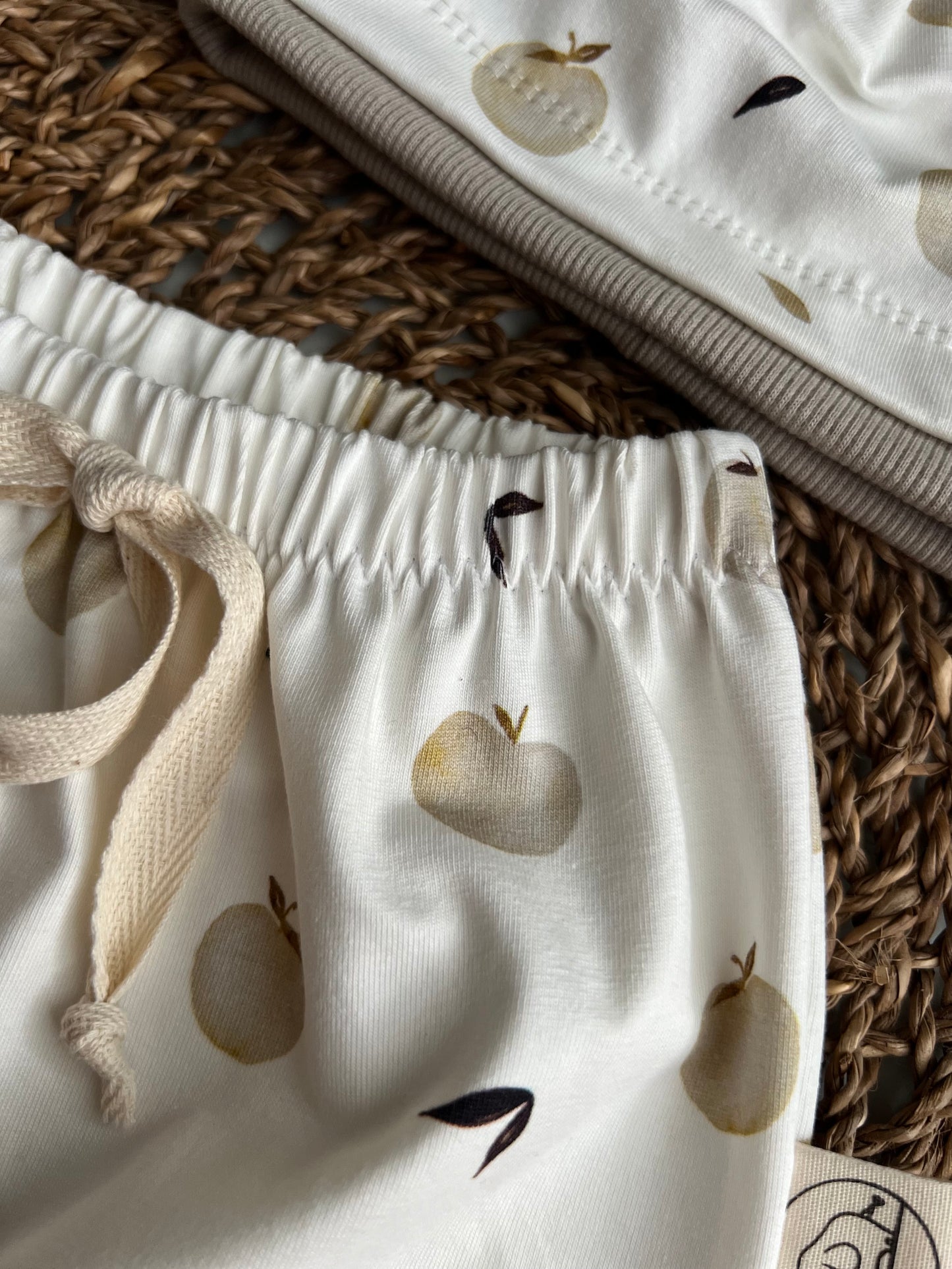 Haremshose und Bärchenmütze " Äpfel"