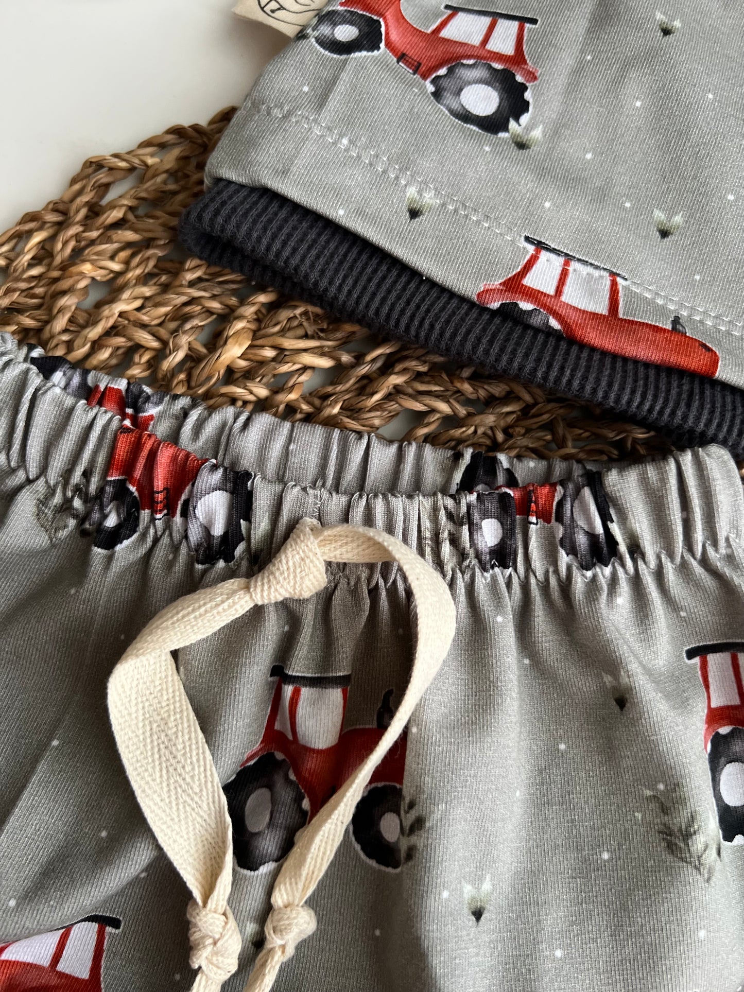 Haremshose und Mütze mit Hasenohren " Traktor"