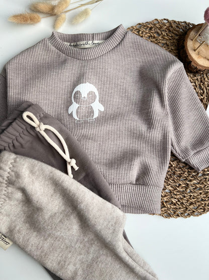 Lässiger Pinguinpullover
