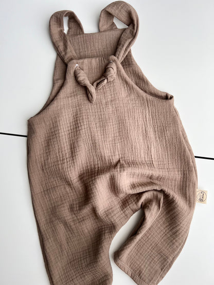 Latzhose aus Musselin